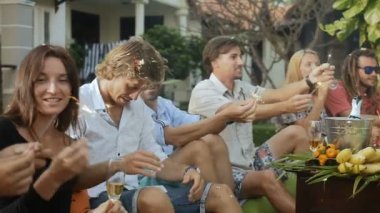 Mutlu grup eğleniyor, gülümseyen, aydınlatma maytap insan