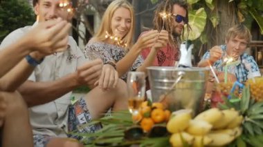 Mutlu grup eğleniyor, gülümseyen, aydınlatma maytap insan