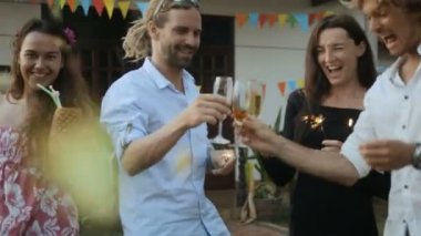 Mutlu bir grup insan bir tost ekmegi eğleniyor