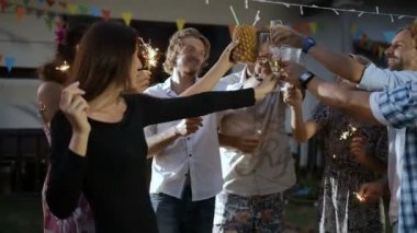 Mutlu bir grup insan bir tost ekmegi eğleniyor