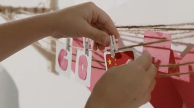 Çocuk el ile kağıt kartlarından toplanan kelime gitmek