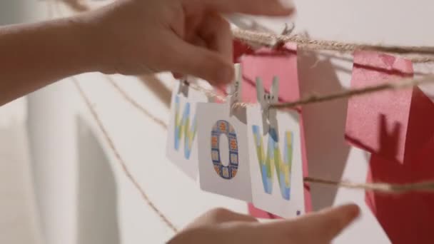 Wow woord verzameld door kind hand van papieren kaarten — Stockvideo
