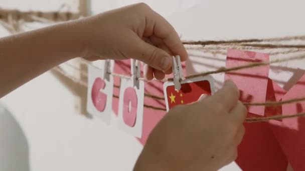 Çocuk el ile kağıt kartlarından toplanan kelime gitmek — Stok video