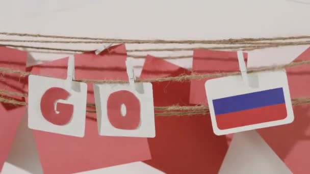 Ga woord verzameld door kind hand van papieren kaarten — Stockvideo