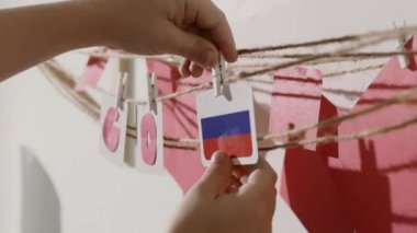 Çocuk el ile kağıt kartlarından toplanan kelime gitmek