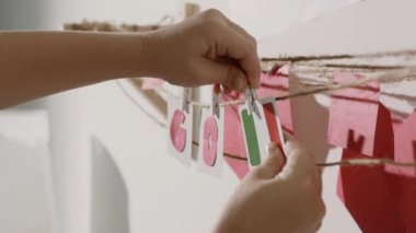 Çocuk el ile kağıt kartlarından toplanan kelime gitmek