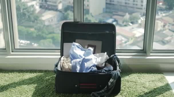 Reizigers bagagge verpakking voor zomervakantie. — Stockvideo