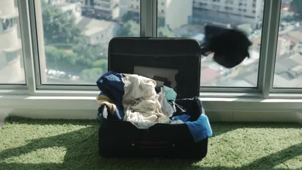 Resenärer som packning bagagge för sommarlovet. — Stockvideo