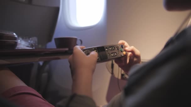 Milé dítě, hraní her, sledování filmů na cestách letadlem. — Stock video