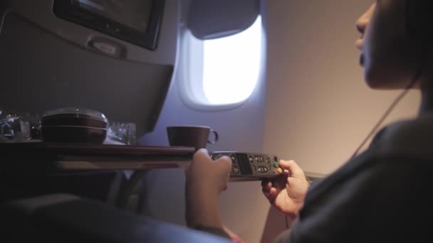 Lindo niño jugando juegos, viendo la película viajando en avión . — Vídeo de stock