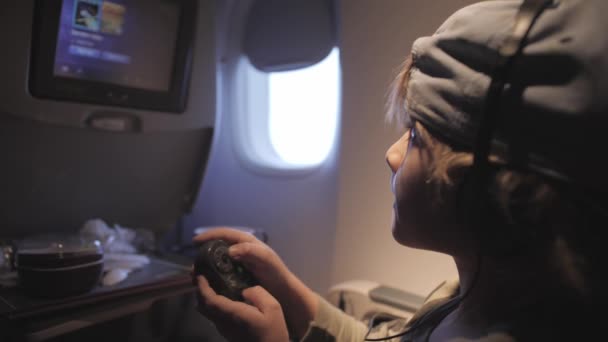 Bambino carino giocare giochi, guardare film che viaggiano in aereo . — Video Stock