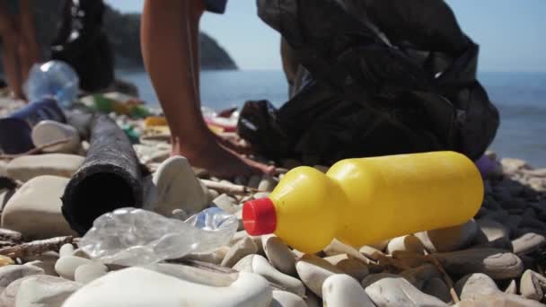 Problema de contaminación ambiental, voluntariado y concepto de reciclaje . — Vídeo de stock