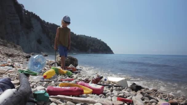 Problema de contaminación ambiental, voluntariado y concepto de reciclaje . — Vídeos de Stock