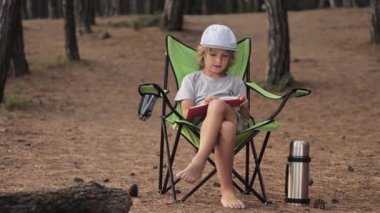 Çocuk ahşap arka plan üzerine bir kitap okuma.