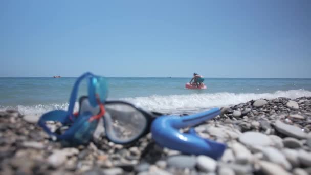 Happy young girl with child going to swim in blue sea. — Stock Video