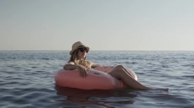 Yaz tatilinde denizde rahatlatıcı genç kadın