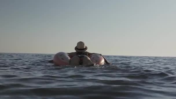 Молодая женщина отдыхает в море на летних каникулах — стоковое видео