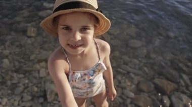 Plajda akıllı telefonda sevimli çocuk videosu sohbetler