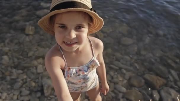 Bonito chats de vídeo infantil no telefone inteligente na praia — Vídeo de Stock