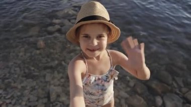 Plajda akıllı telefonda sevimli çocuk videosu sohbetler