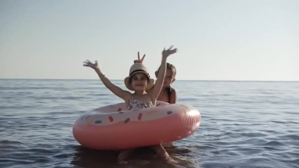 Kind ontspannen in zee op zomer vakantie — Stockvideo