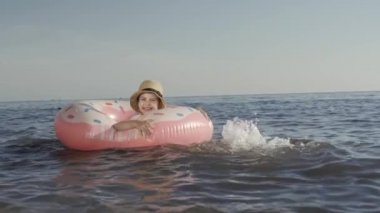 Yaz tatilinde denizde rahatlatıcı çocuk