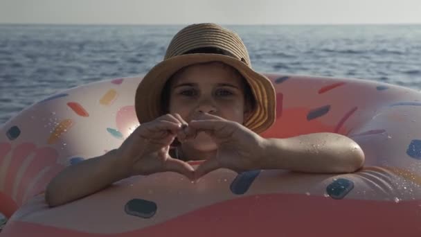 Criança relaxante no mar em férias de verão — Vídeo de Stock