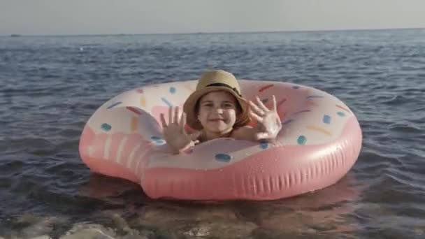 Child relaxing in sea on summer vacation — Stock Video