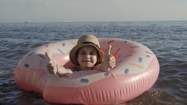 Niño relajándose en el mar en vacaciones de verano — Vídeo de stock