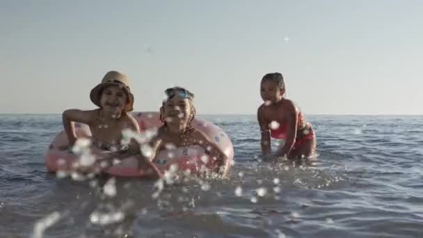 Criança relaxante no mar em férias de verão — Vídeo de Stock