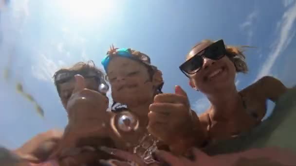 Família feliz se divertindo na praia do mar em férias de verão . — Vídeo de Stock