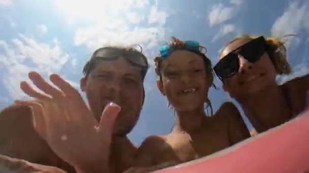 Boldog család szórakozik a tengeri strandon a nyári vakáció. — Stock videók