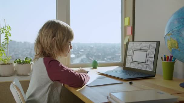 Aprendizaje de niños en línea mediante llamada telefónica usando computadora portátil . — Vídeos de Stock