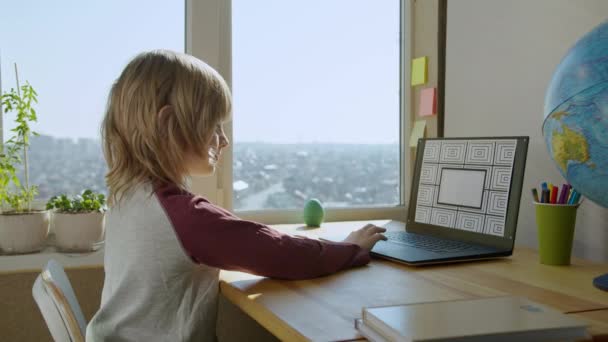 Aprendizaje de niños en línea mediante llamada telefónica usando computadora portátil . — Vídeos de Stock