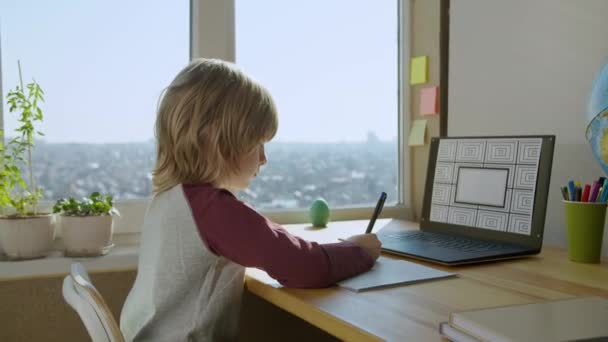 Kinder lernen online per Telefonkonferenz mit Laptop. — Stockvideo