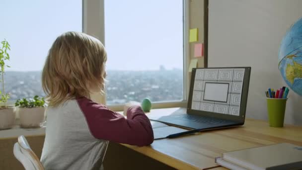 Kinder lernen online per Telefonkonferenz mit Laptop. — Stockvideo