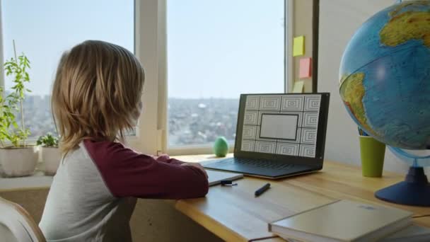 Aprendizado da criança em linha pela chamada da conferência usando o portátil . — Vídeo de Stock