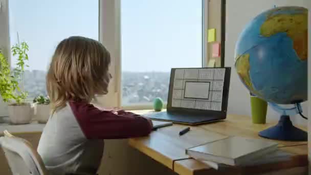 Lärande av barn på nätet genom telefonkonferens med bärbar dator. — Stockvideo