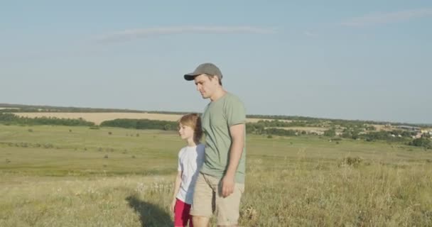 Glückliches Kind hält Väter beim Spazierengehen im Freien an der Hand — Stockvideo