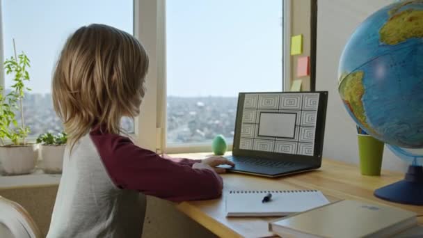 Aprendizaje de niños en línea mediante llamada telefónica usando computadora portátil . — Vídeos de Stock