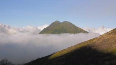 Hareketli bulutlu dağ manzarası