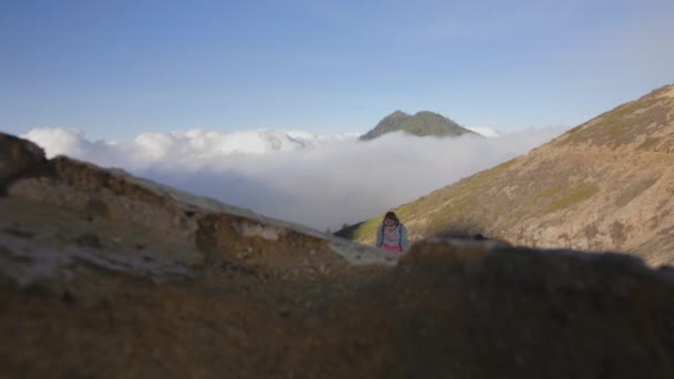 Giovane famiglia con bambino durante le escursioni in montagna. — Video Stock