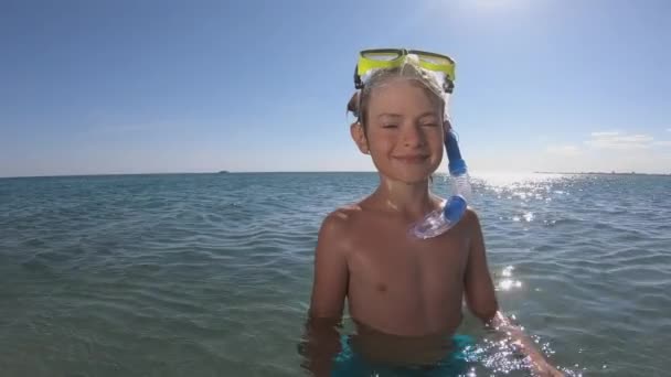 Felice bambino vi danno il benvenuto a tuffarsi nell'oceano con snorkeling, maschera subacquea. — Video Stock