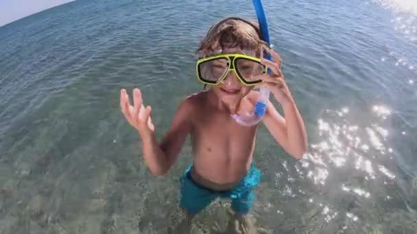 Glada barn välkomna dig att dyka i havet med snorkel, dykning mask. — Stockvideo