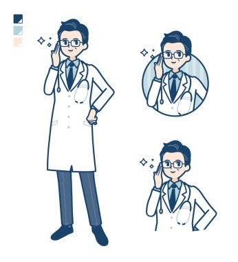 Gözlüklü, beyaz önlüklü yaşlı doktor.