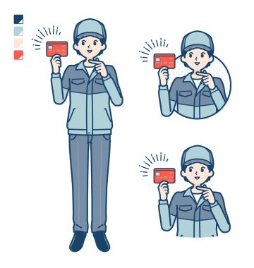 Kredi kartı görüntülerini gösteren iş kıyafeti giyen bir adam.