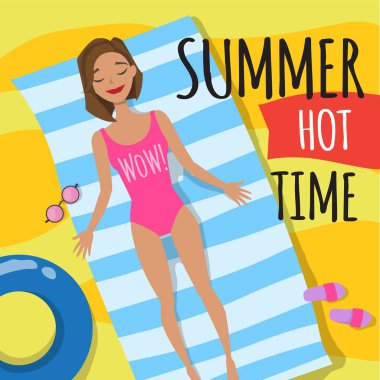 Sahilde güneşlenen genç ve güzel bir kadın. Yalancı insanların üst görünümü.