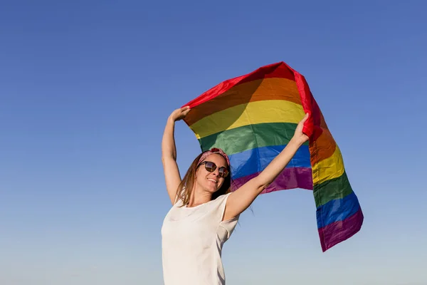 Wanita Yang Memegang Bendera Gay Rainbow Atas Langit Biru Luar — Stok Foto