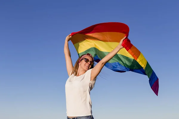 Frau Mit Schwuler Regenbogenfahne Über Blauem Himmel Freien Glück Freiheit — Stockfoto