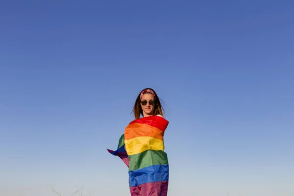 Wanita Yang Memegang Bendera Gay Rainbow Atas Langit Biru Luar — Stok Foto